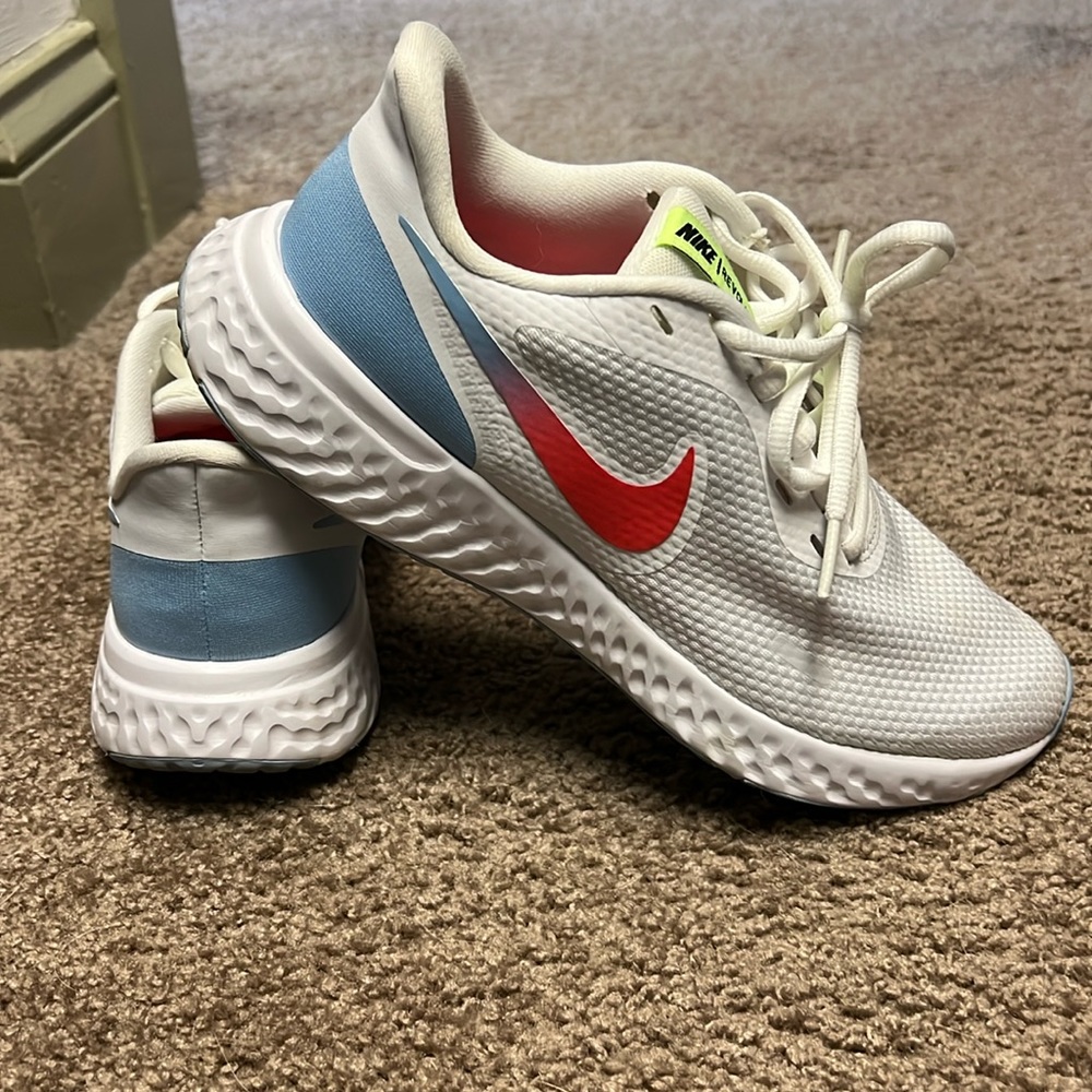 Nike Revolution Women’s Sneaker